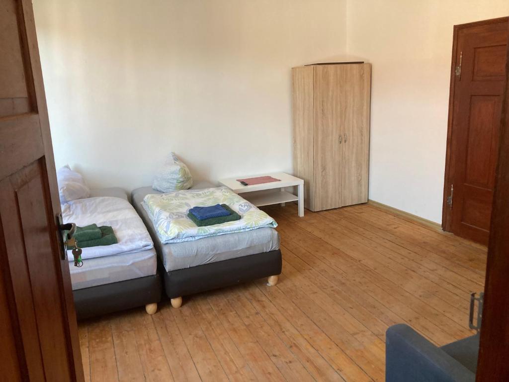 a small room with two beds and a table at P7 gemütliche Ferienwohnung 