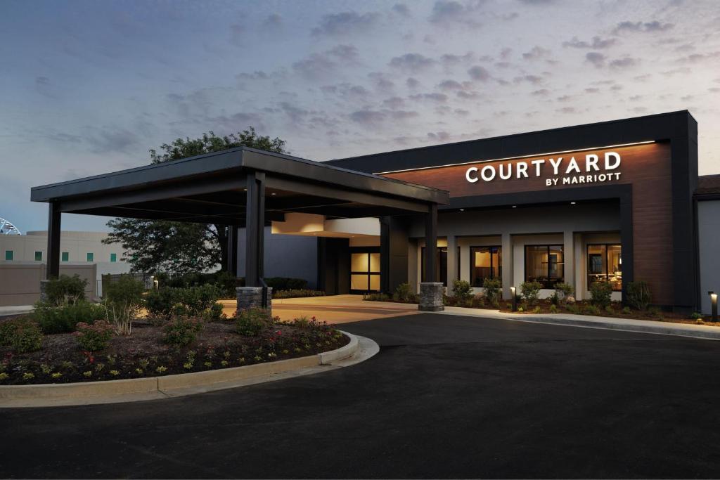 un edificio con un letrero de patio en él en Courtyard by Marriott St. Louis Downtown West en St. Louis