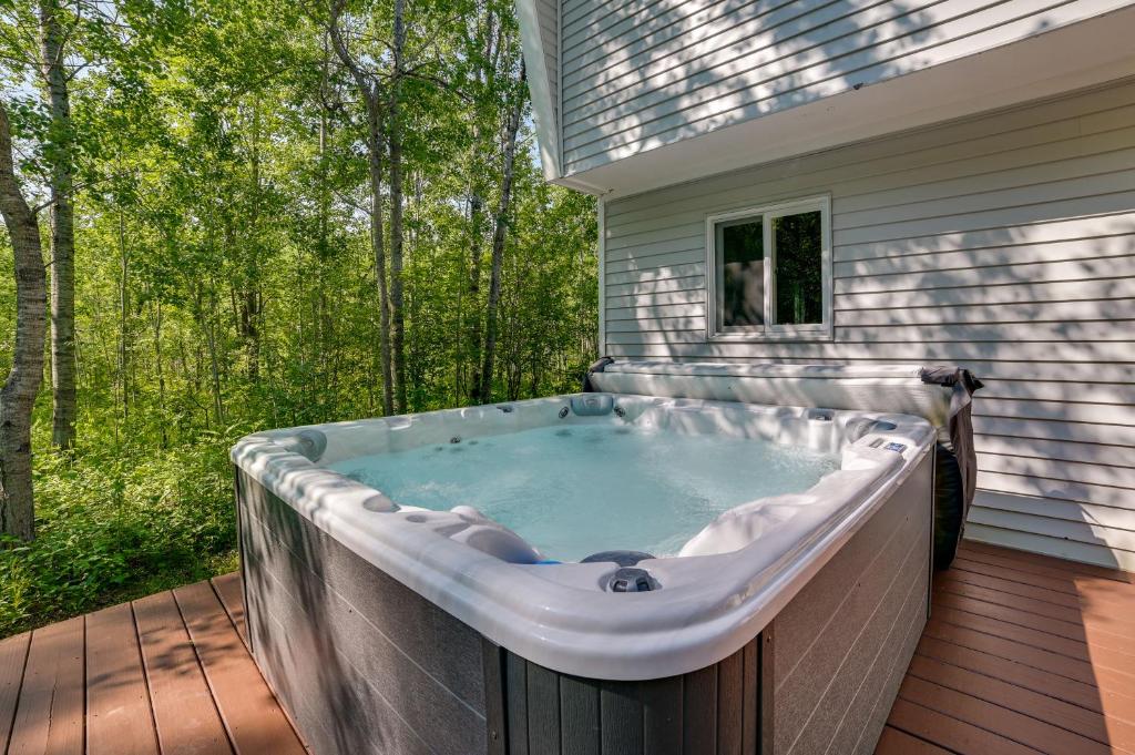 Northern Michigan Hideaway with Hot Tub and Fire Pit!, Elmira (updated prices 2024)