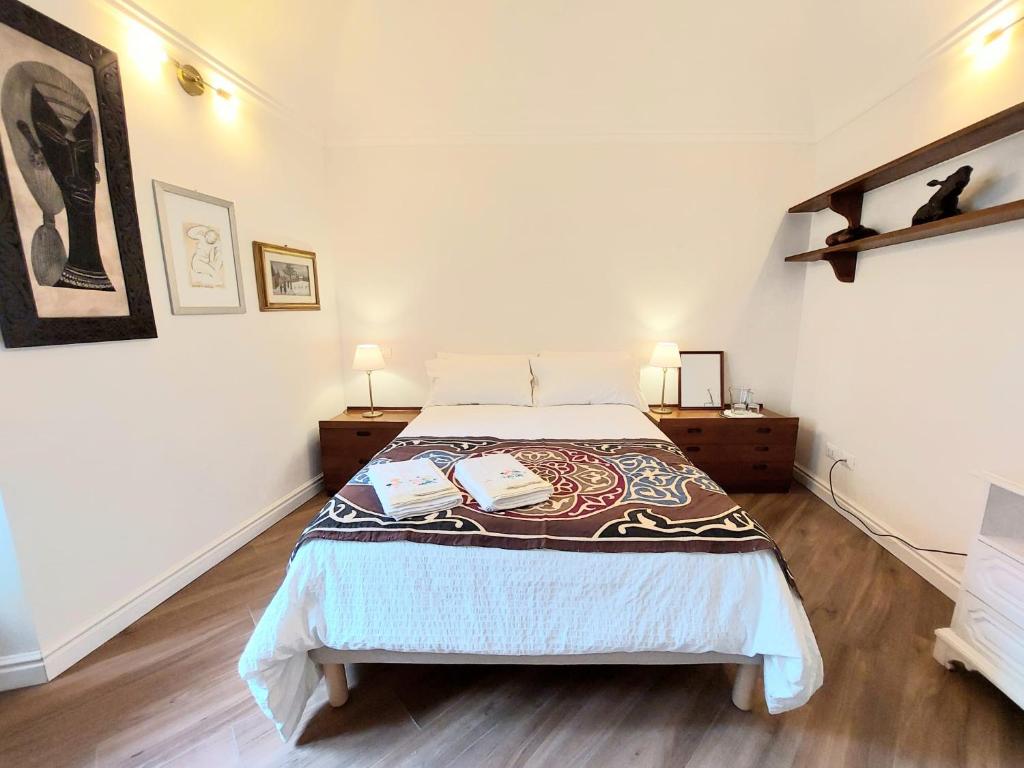 1 dormitorio con 1 cama y 2 mesitas de noche en Viaemilia Alessandria, en Alessandria