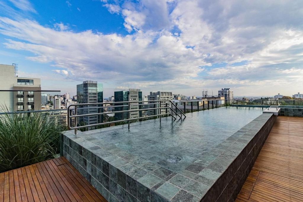 una piscina sul tetto di un edificio di Valpi GO 24 a Porto Alegre