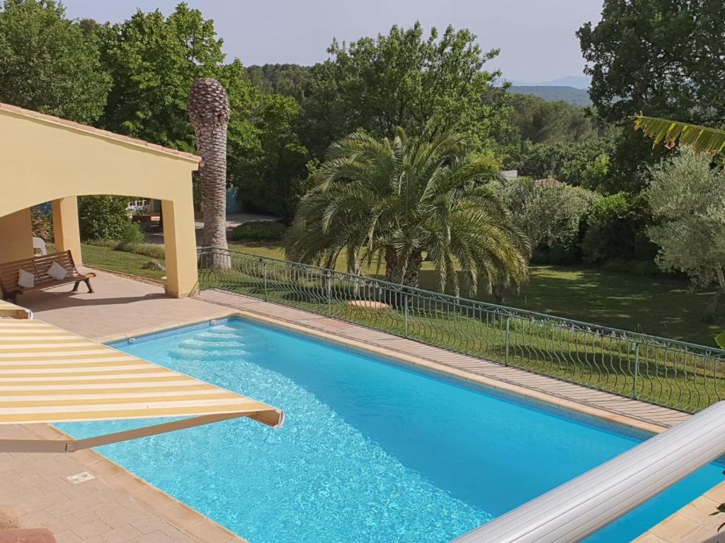 una piscina en una villa con vistas en La Villa Émeraude, en Flayosc