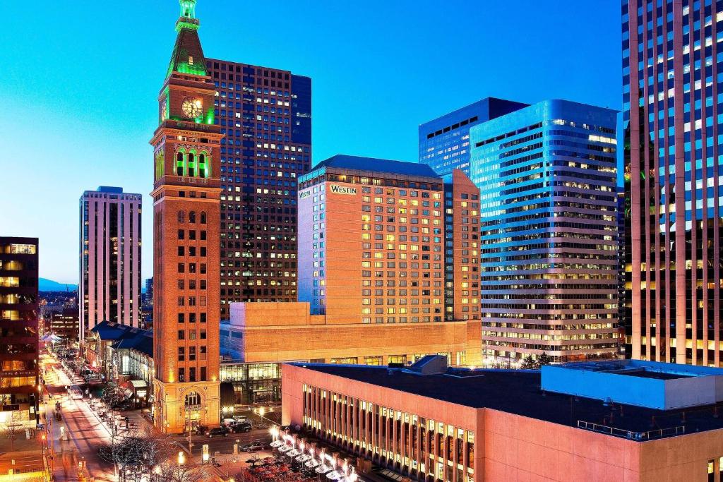 Blick auf eine Stadt mit einem Uhrturm in der Unterkunft The Westin Denver Downtown in Denver