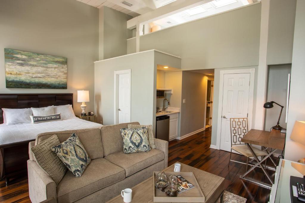 Olde Harbour Inn photo