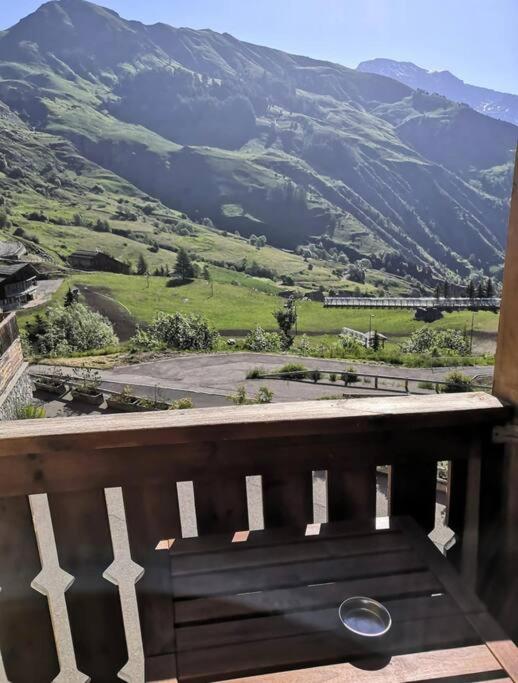 un banc en bois avec vue sur une montagne dans l'établissement Orcières Merlette appartement T2 à 50m des pistes-4 personnes-Chalet d’Orcières- été et hiver, à Orcières