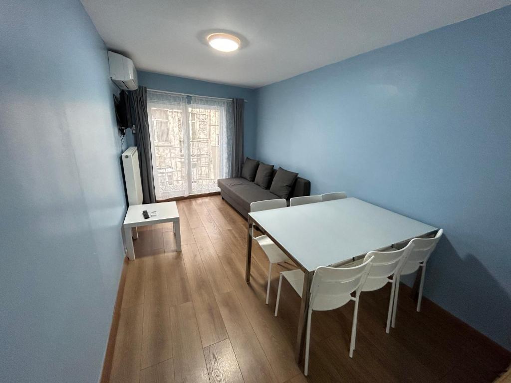 伊斯坦堡的住宿－PENTHOUSE APARTMENT in 5th FLOOR in TAKSİM，客厅配有桌子和沙发