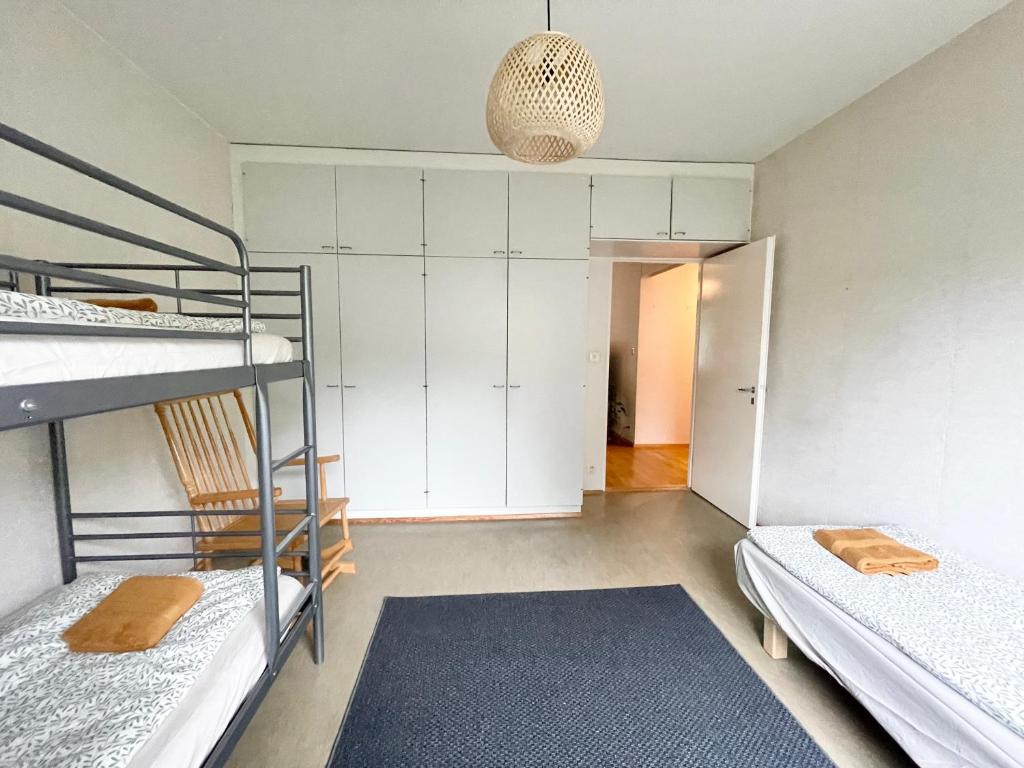 Zimmer mit 2 Etagenbetten und einem Schrank in der Unterkunft Woodpecker Avenue Apartment Turku in Turku