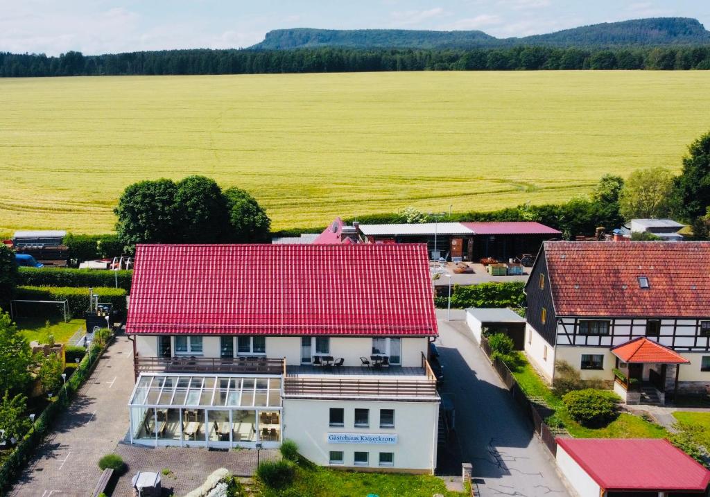 eine Luftansicht eines Hauses mit rotem Dach in der Unterkunft Gästehaus Kaiserkrone in Schöna
