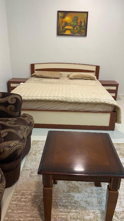 غرفه ديلوكس ٤٥م بقلب المدينه بالقرب من المسجد المبوي في المدينة المنورة: سرير وطاولة قهوة في غرفة النوم