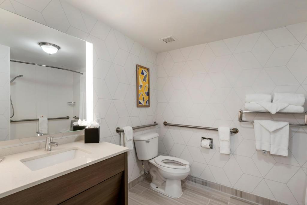 Comfort Inn & Suites Hampton near Coliseum - Королевский люкс с диван