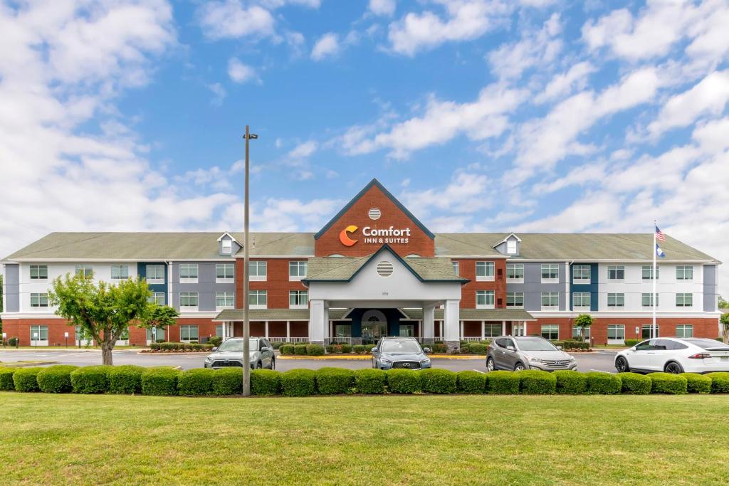 un gran edificio con coches estacionados en un estacionamiento en Comfort Inn & Suites Hampton near Coliseum en Hampton