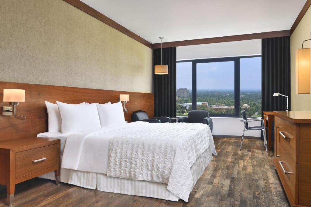 Postel nebo postele na pokoji v ubytování Le Meridien New Delhi