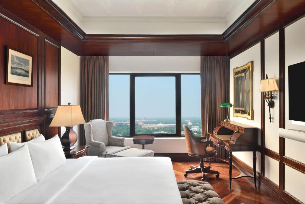 Postel nebo postele na pokoji v ubytování Le Meridien New Delhi