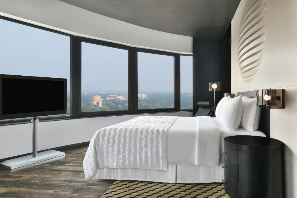 TV a/nebo společenská místnost v ubytování Le Meridien New Delhi