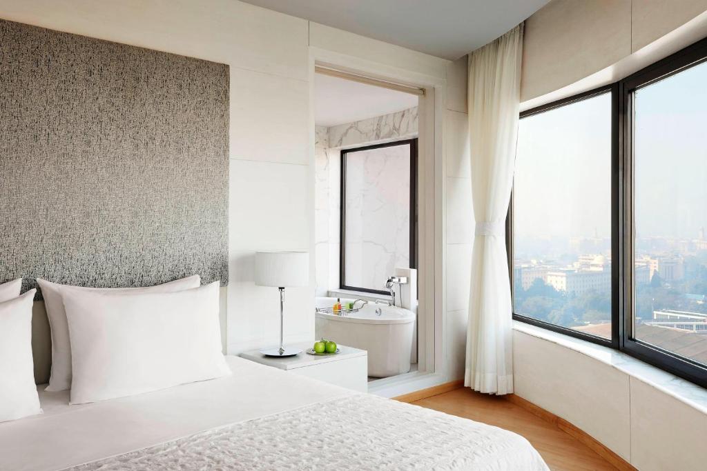 Postel nebo postele na pokoji v ubytování Le Meridien New Delhi