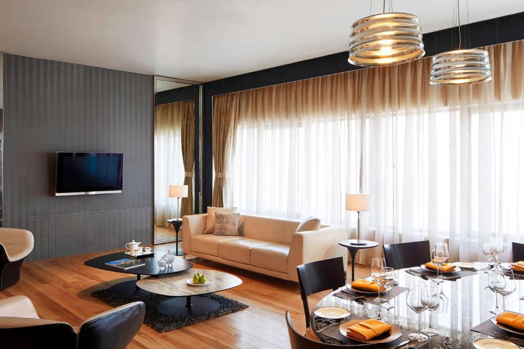 TV a/nebo společenská místnost v ubytování Le Meridien New Delhi