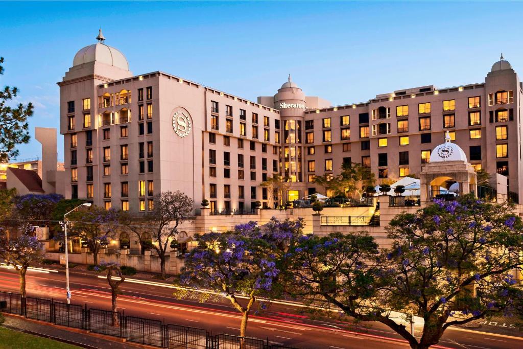 un gran edificio con un reloj al costado en Sheraton Pretoria Hotel, en Pretoria