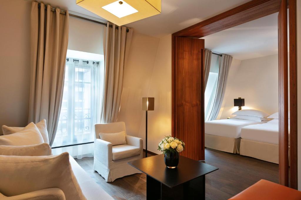 Postel nebo postele na pokoji v ubytování Le Metropolitan, Paris Tour Eiffel, a Tribute Portfolio Hotel