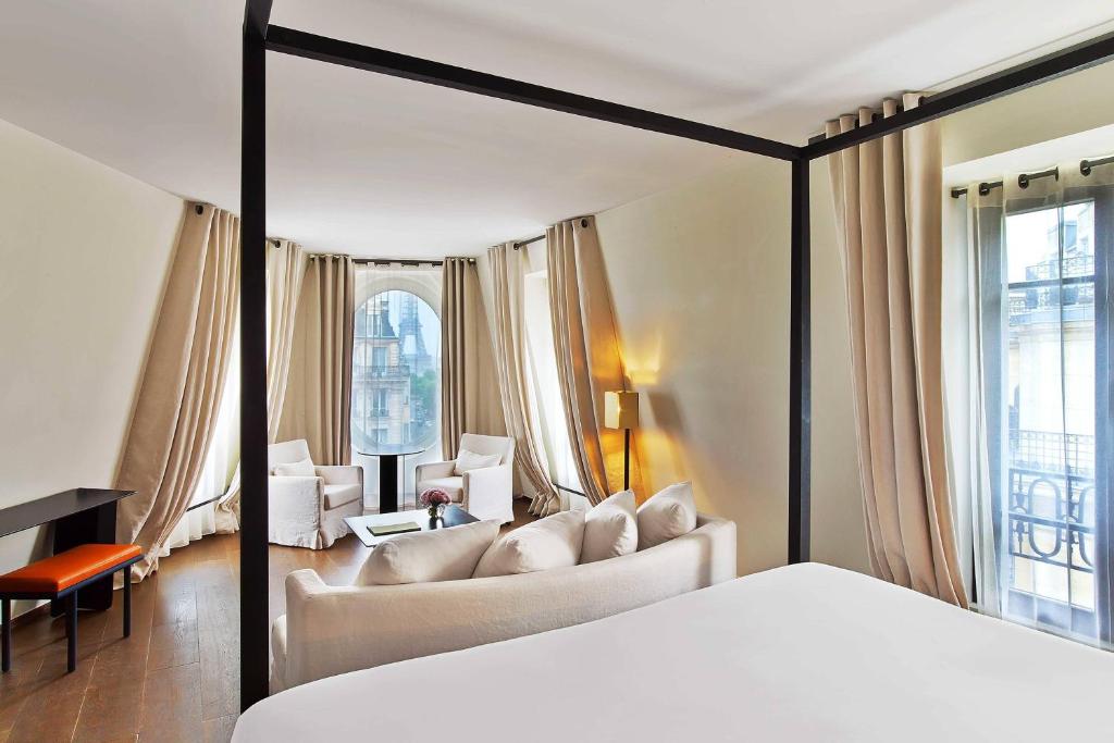 Postel nebo postele na pokoji v ubytování Le Metropolitan, Paris Tour Eiffel, a Tribute Portfolio Hotel
