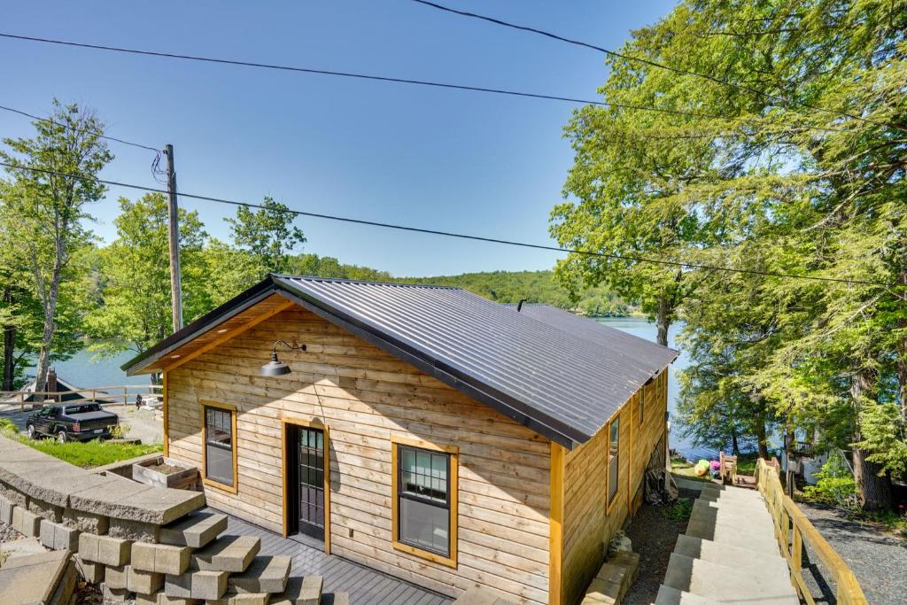 Vacation Home Peaceful Retreat on Burden Lake with Deck and Kayaks