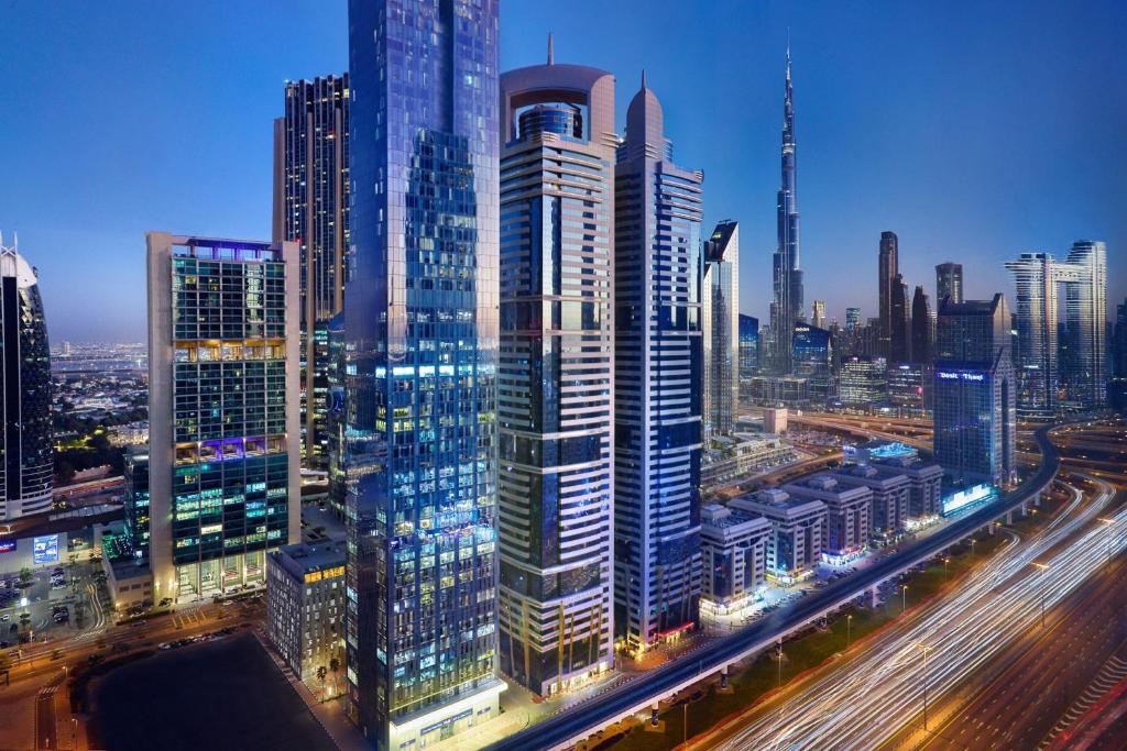 Residence Inn by Marriott Sheikh Zayed Road, Dubai في دبي: اطلاله على مدينه كبيره بالليل