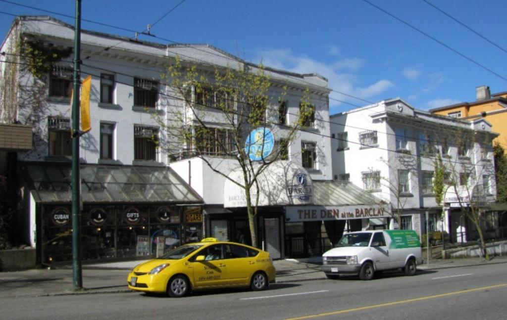 ein gelbes Auto, das vor einem Gebäude parkt in der Unterkunft Barclay Hotel in Vancouver