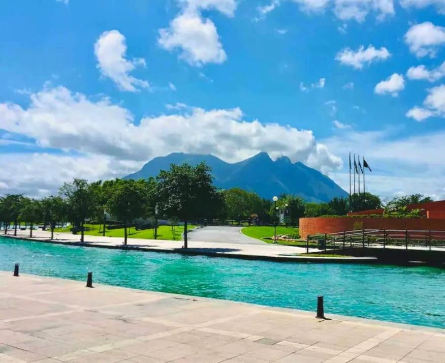 a swimming pool with a mountain in the background at Hermoso departamento en Paseo Santa Lucia in Monterrey