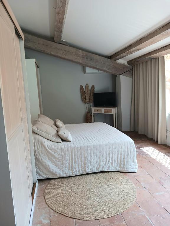 a bedroom with a bed with pillows on it at Magnifiques maisons de campagne au sein d&#39;un vignoble in Cazouls-lès-Béziers