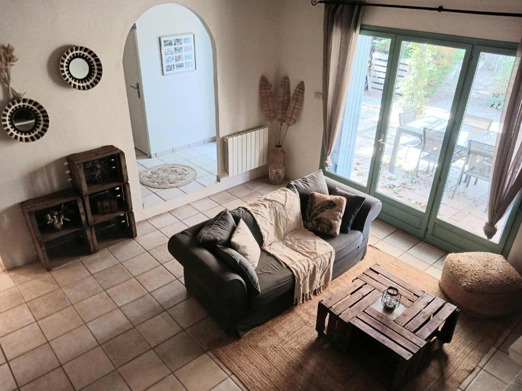 a living room with a couch and a coffee table at Magnifiques maisons de campagne au sein d&#39;un vignoble in Cazouls-lès-Béziers