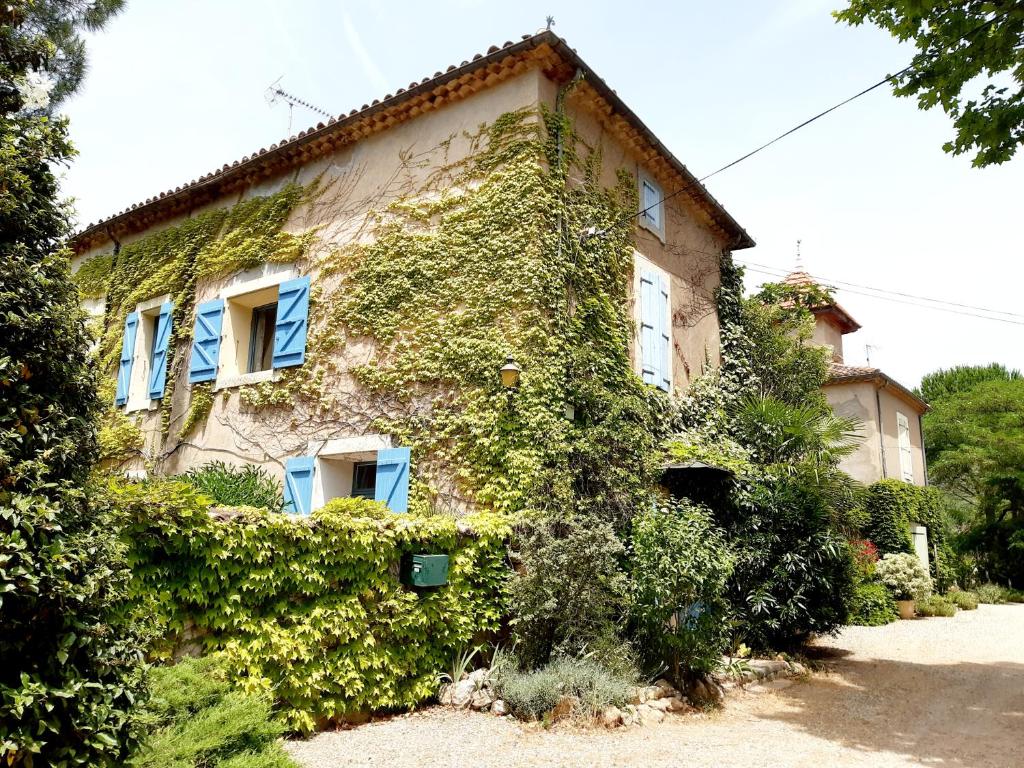 a house with ivy growing on the side of it at Magnifiques maisons de campagne au sein d&#39;un vignoble in Cazouls-lès-Béziers