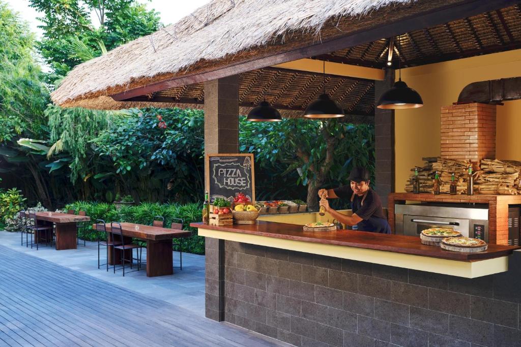 Un uomo seduto al bancone in un ristorante di Element Bali Ubud ad Ubud