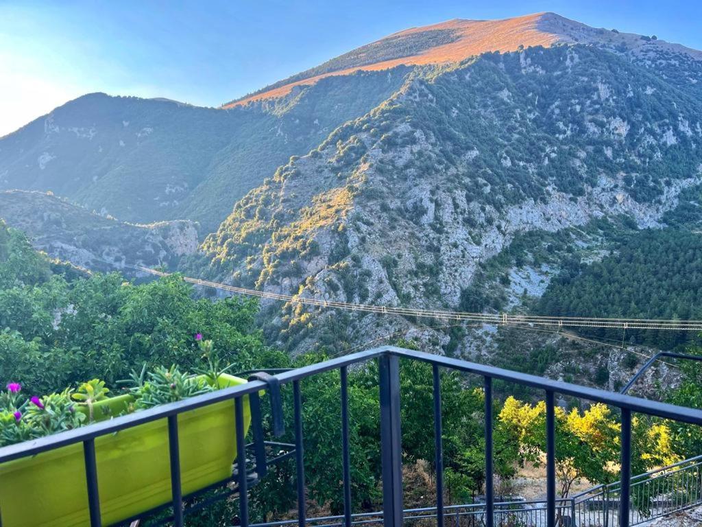 einen Balkon mit Bergblick in der Unterkunft La Casa dei Panorami in Castelsaraceno