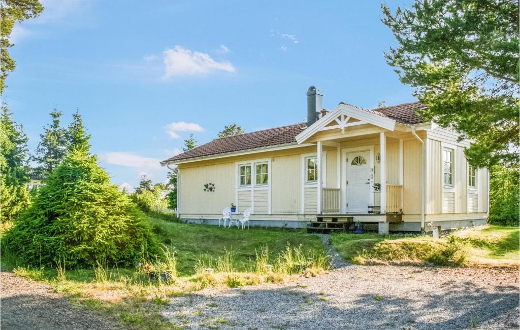 una pequeña casa blanca con patio en Amazing Home In Drbak With Kitchen, en Drøbak