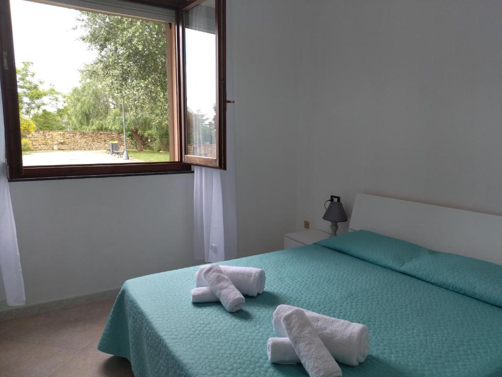 - une chambre avec un lit et 2 serviettes dans l'établissement Casa Is Calitas, à Solèminis