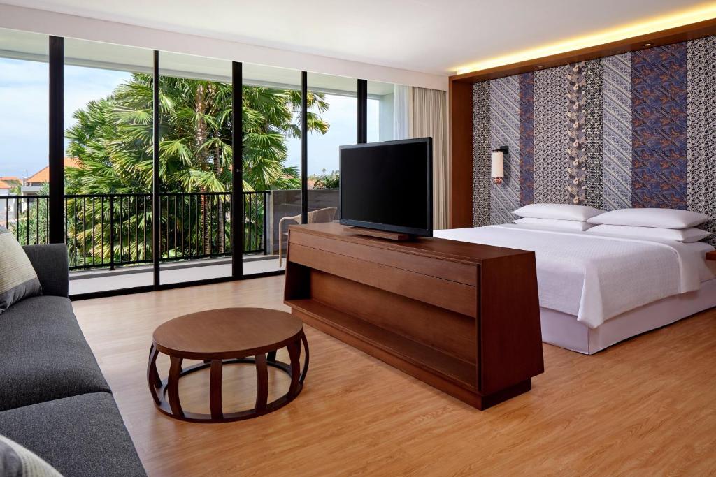 TV a/nebo společenská místnost v ubytování Four Points by Sheraton Bali, Seminyak