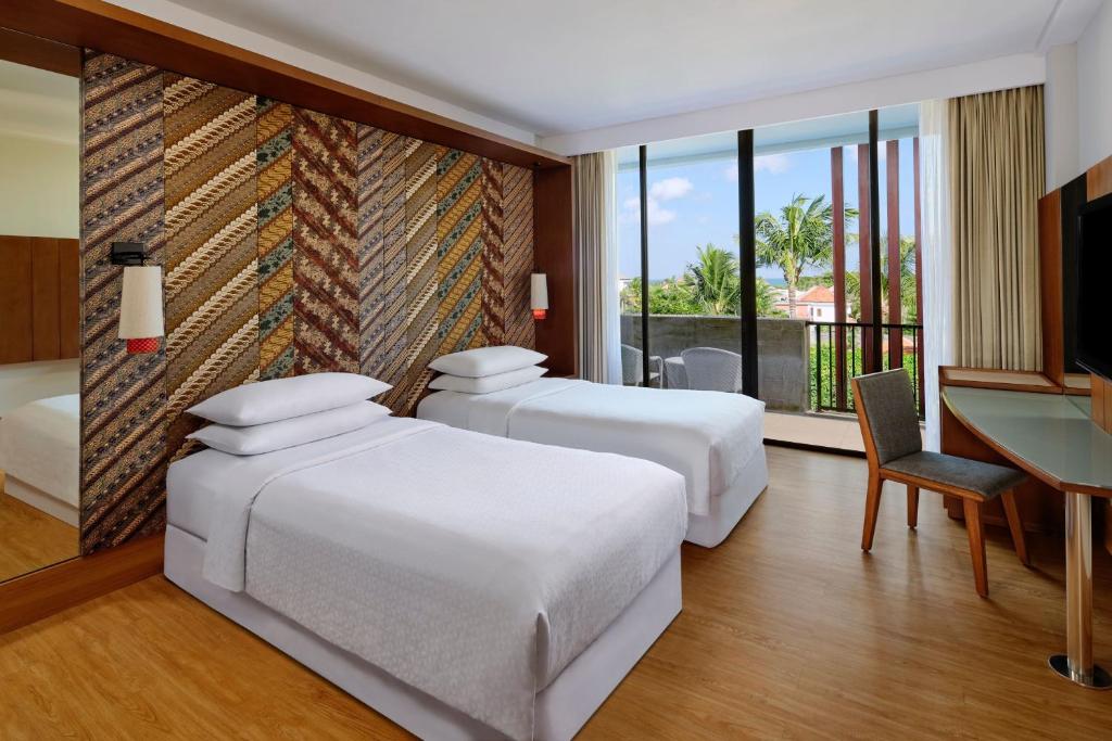 Postel nebo postele na pokoji v ubytování Four Points by Sheraton Bali, Seminyak