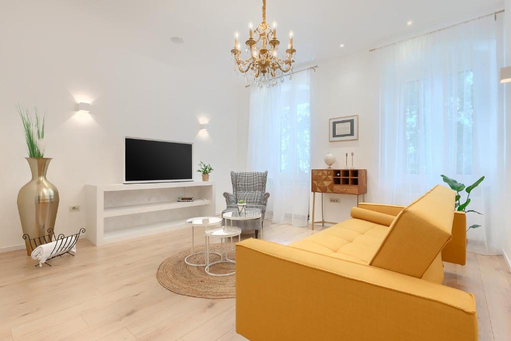TV a/nebo společenská místnost v ubytování Calafati Apartment with free private parking