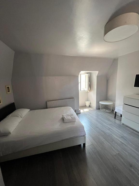 Petticoat Accommodations - Deluxe Junior Suite