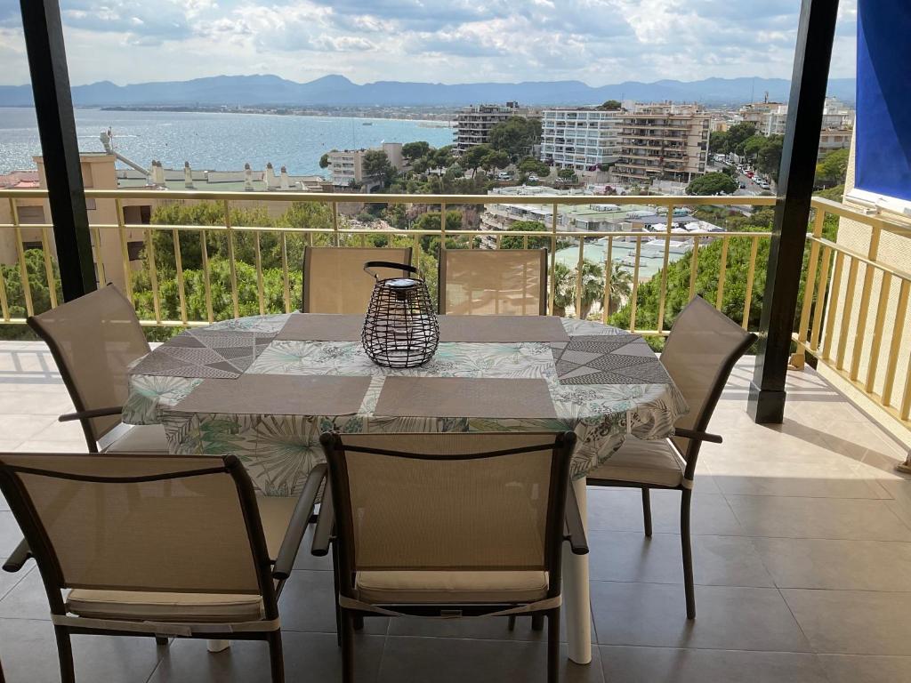 a table with chairs and a vase on a balcony at Appartement chez François in Salou