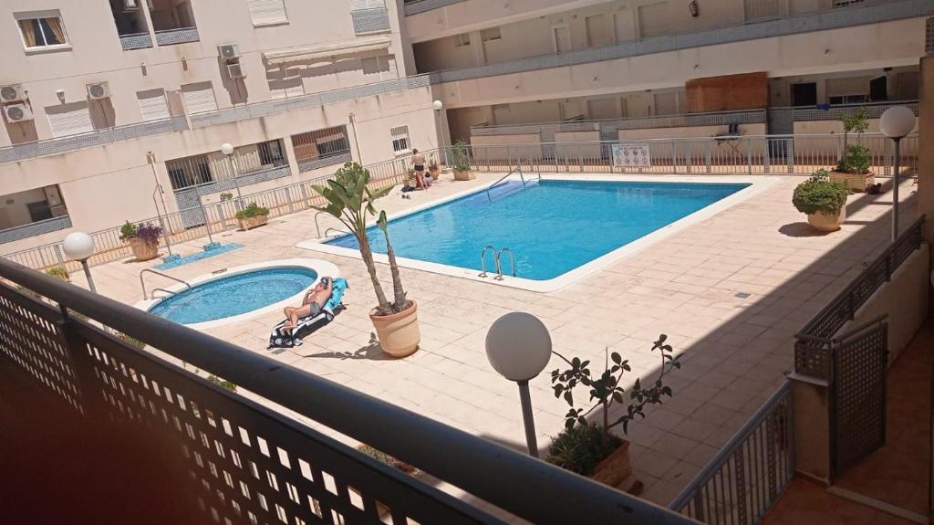 - une vue sur la piscine dans un bâtiment dans l'établissement Luz de almoradi, à Almoradí