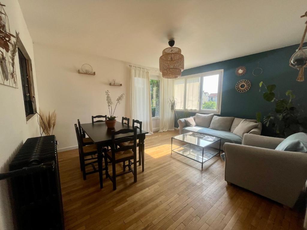 un salon avec un canapé et une table dans l'établissement T4 Boulevard Vigenal - DABNB, à Limoges