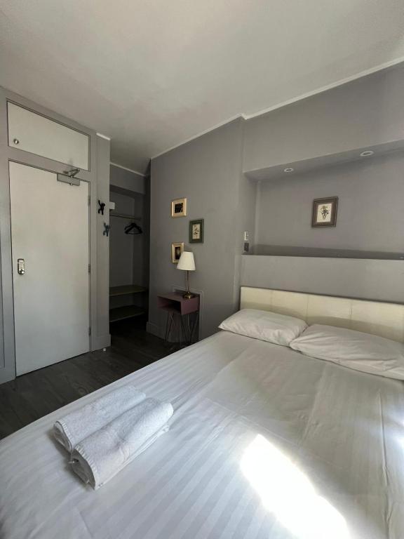 Petticoat Accommodations - Double Room With Shared Bathroom