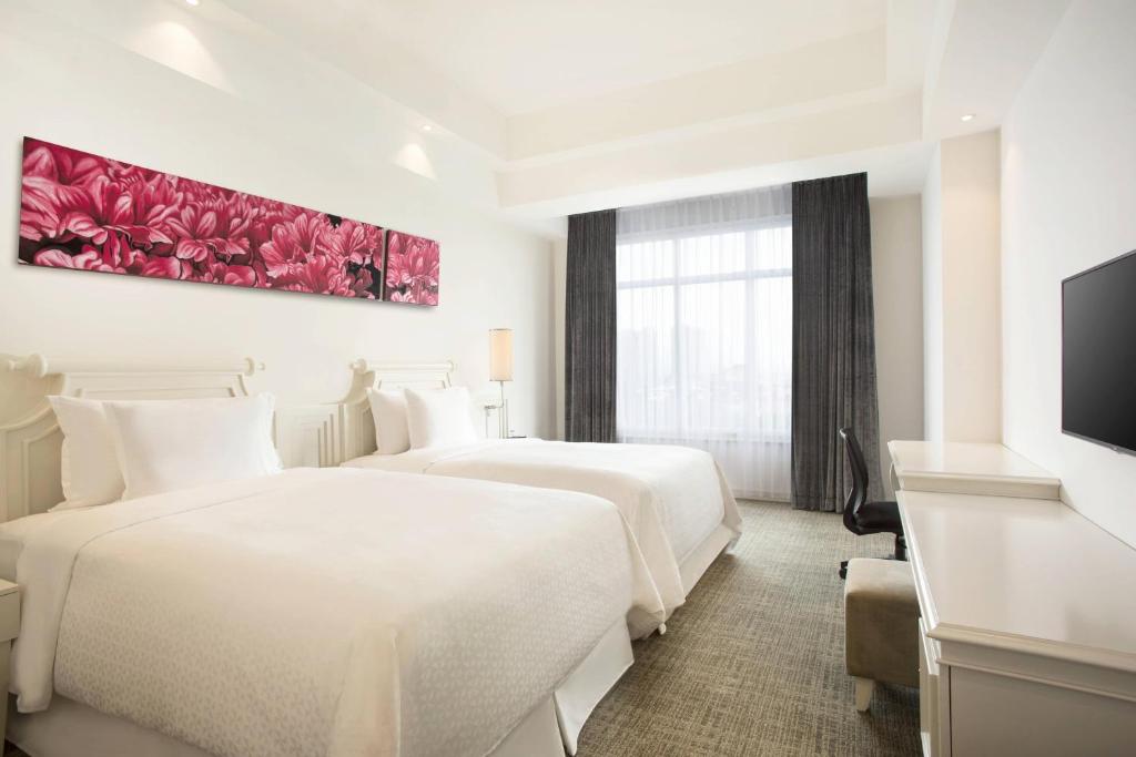 Giường trong phòng chung tại Four Points by Sheraton Bandung