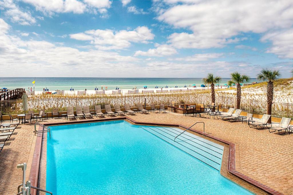 The swimming pool at or close to Four Points by Sheraton Destin - Fort Walton Beach