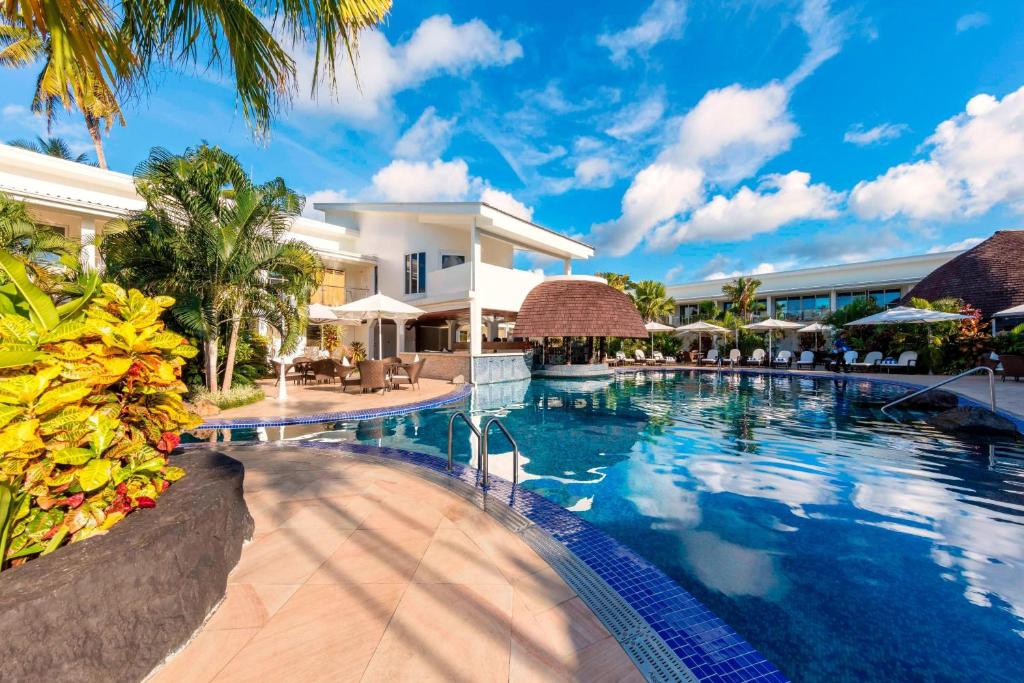 una piscina frente a un complejo en Sheraton Samoa Aggie Grey's Hotel & Bungalows, en Apia