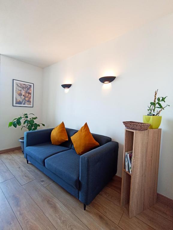 - un canapé bleu dans le salon dans l'établissement La Diligence de Beaune, à Beaune