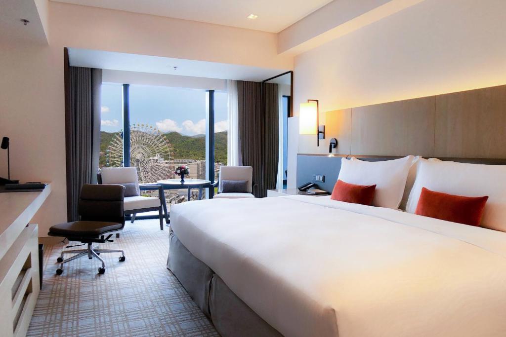 Postel nebo postele na pokoji v ubytování Taipei Marriott Hotel