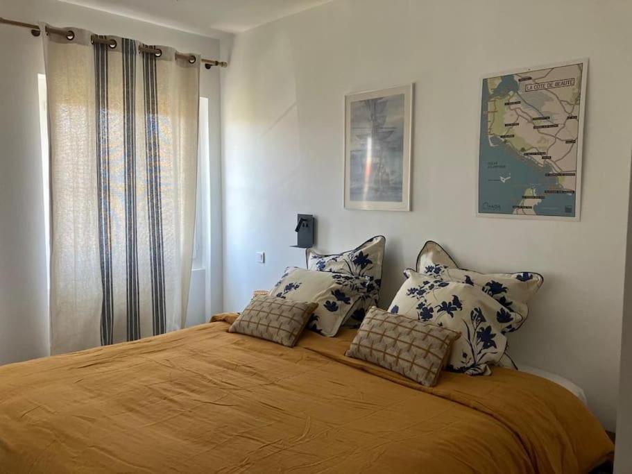 Ένα ή περισσότερα κρεβάτια σε δωμάτιο στο Grand appartement rénové au cœur de Royan
