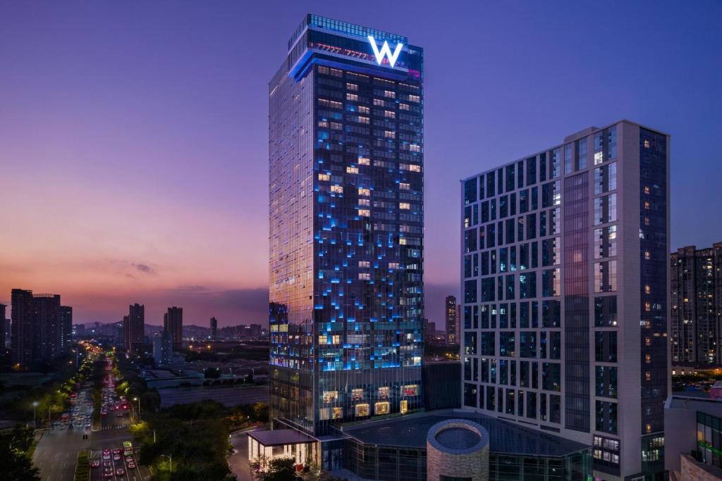 Un palazzo alto con un'insegna ad alta quota. di W Xiamen-Next to shopping center&Exhibition Center a Xiamen
