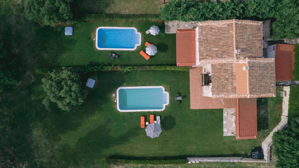Bazén v ubytování Stone Made Private Pool Villas Kriopigi nebo v jeho okolí